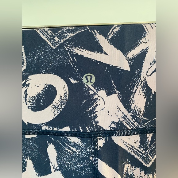 Lululemon Wunder Under Legging women’s 10 Graffiti  Antoinette Navy Hi Rise Crop - Picture 9 of 13